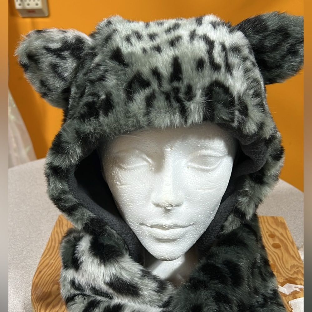 Faux fur leopardrd hooded pocket scarf